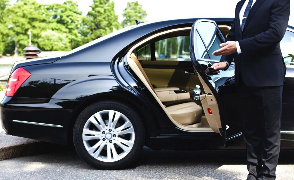 Customized Elegance: Your Personal Luxury Chauffeur post thumbnail image
