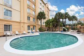Aquatic Escapes: Unwind at Jacksonville’s Premier Hotels with Pools post thumbnail image